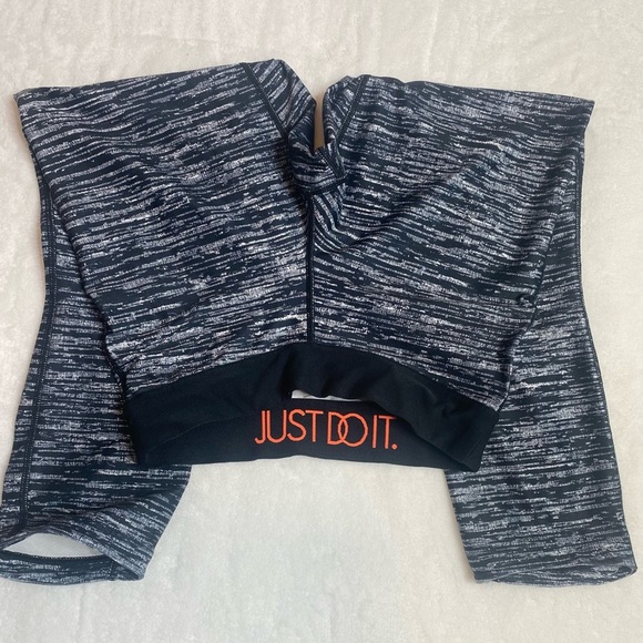 Nike Black and White Patterned leggings - Picture 2 of 7